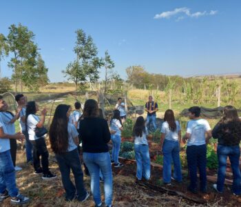 Clubistas Exploradores da Ciência conhecendo a horta UENP (Foto/Ana C. Amaral)