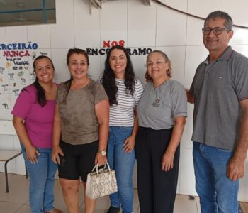 Encontro entre professores e equipe escolar no Colégio Estadual Duque de Caxias, em Santo Antônio do Caiuá, comemorando o intercâmbio conquistado pela professora Eloah Francisco de Oliveira (à esquerda). (Foto/Arquivo pessoal)