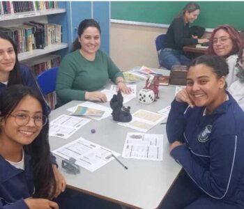 Alunas e professora do Clube “Litterae Ludus” (Foto/Arquivo Pessoal)