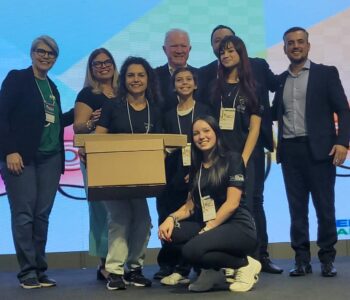 Integrantes do clube Zardo Faz Ciência recebem o prêmio Meu Clube é Show (Foto / Marilaine Martins)