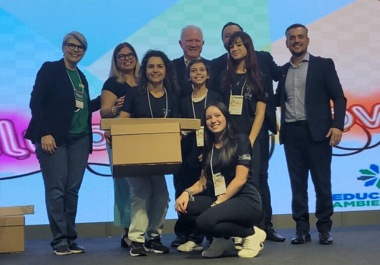 Integrantes do clube Zardo Faz Ciência recebem o prêmio Meu Clube é Show (Foto / Marilaine Martins)