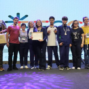 Clubistas do Arquitetos da Natureza durante a premiação da FECCI; o clube recebeu o primeiro lugar na categoria Ciências Agrárias Júnior (Foto/Divulgação)