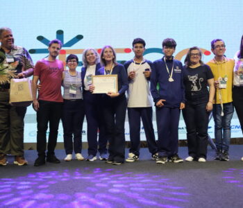 Clubistas do Arquitetos da Natureza durante a premiação da FECCI; o clube recebeu o primeiro lugar na categoria Ciências Agrárias Júnior (Foto/Divulgação)