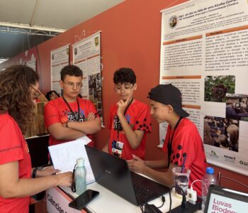 Clubistas do Colégio de Educação Integral Professor Pedro Carli apresentam o projeto “Jataí: um dia na vida de uma abelha-operária” durante o FIciências (Foto/Mathias Trindade)