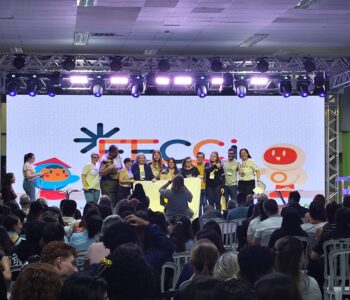 Clube Climatize-se, do Colégio de Educação Integral Professor Pedro Carli recebendo o prêmio na categoria escolhida pelo público no palco da Fecci 2025 (Foto/Arquivo Pessoal)