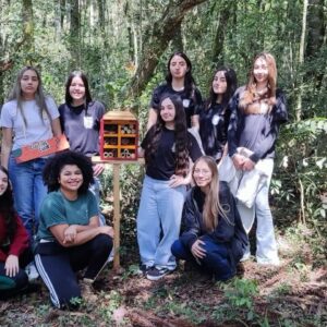 Estudantes do Clube Raízes da Ciência, acompanhados da professora Mariana  Mendes Mirkoski, durante a instalação do hotel de insetos (Foto/Arquivo Pessoal)