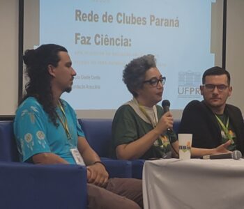 Professora Giselle Corrêa apresenta a Rede de Clubes no XI EREBio Sul (Foto / Marilaine Martins)