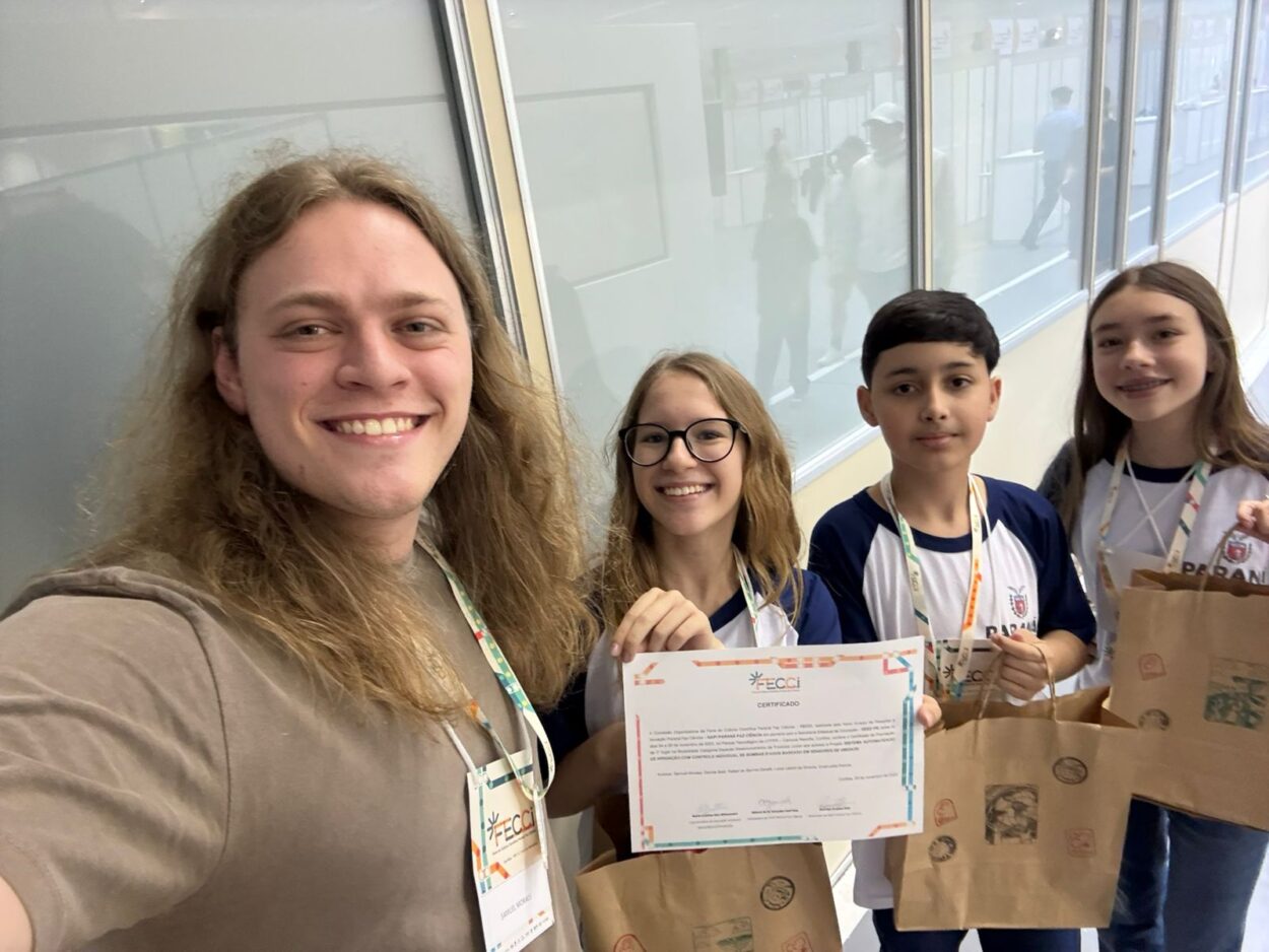 A galeria mostra 3 momentos do Clube de Ciências Aquavida na Feira de Cultura Científica Paraná Faz Ciência (FECCI). O ambiente é coberto e bem iluminado, com estandes e objetos para apresentação da pesquisa desenvolvida pelos clubistas. A última foto mostra o professor Samuel Moraes e os clubistas cujo projeto foi premiado na feira com o 3º lugar na categoria Desenvolvimento de Produtos Junior.