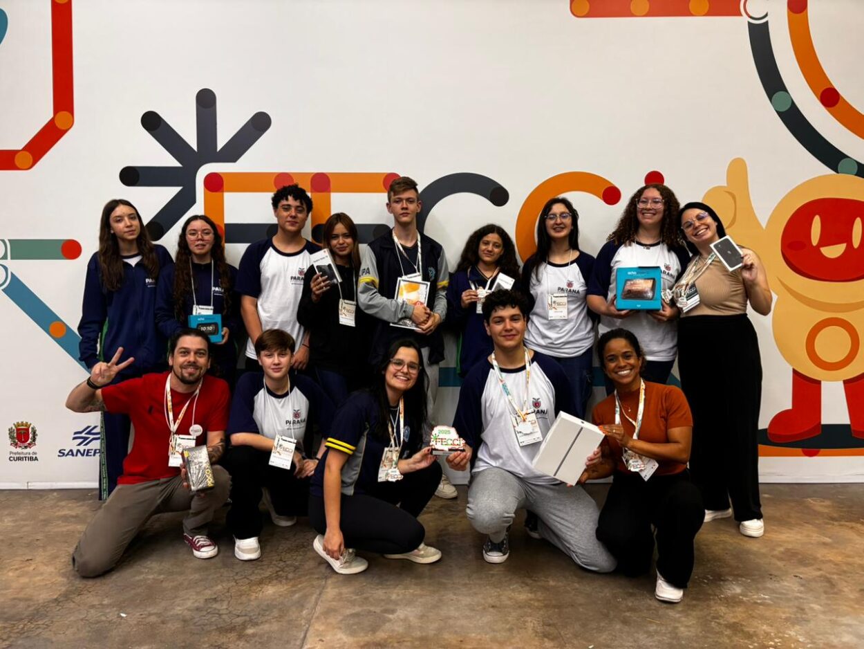 Os alunos e professores ficaram na frente do logo FECCI, em um grupo de 14 pessoas, após a experiência de participarem na feira, todos estavam felizes e sorridentes posando para foto, cada um dos alunos estavam segurando o prêmio na mão, foram alunos que saíram da UNIOESTE de Cascavel e foram a Curitiba no evento para expor seu projeto e trocar experiências com outros alunos de universidades públicas e que estavam presente na Feira de Ciências de Curitiba.