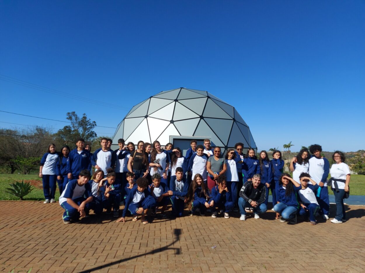 Clube de Ciências Ecoarte Lucy posa em frente ao Planetário UENP (Foto/Ana C. Amaral)