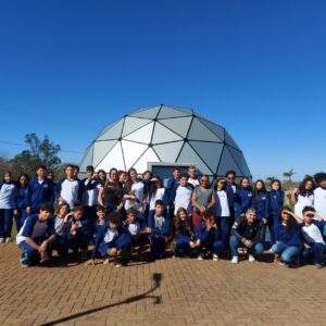 Clube de Ciências Ecoarte Lucy posa em frente ao Planetário UENP (Foto/Ana C. Amaral)