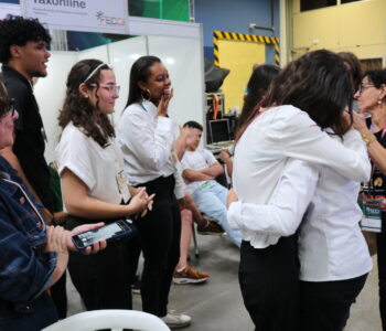 Membros do Clube Inovar emocionados ao ouvir a premiação (Foto/Ana C. Amaral)