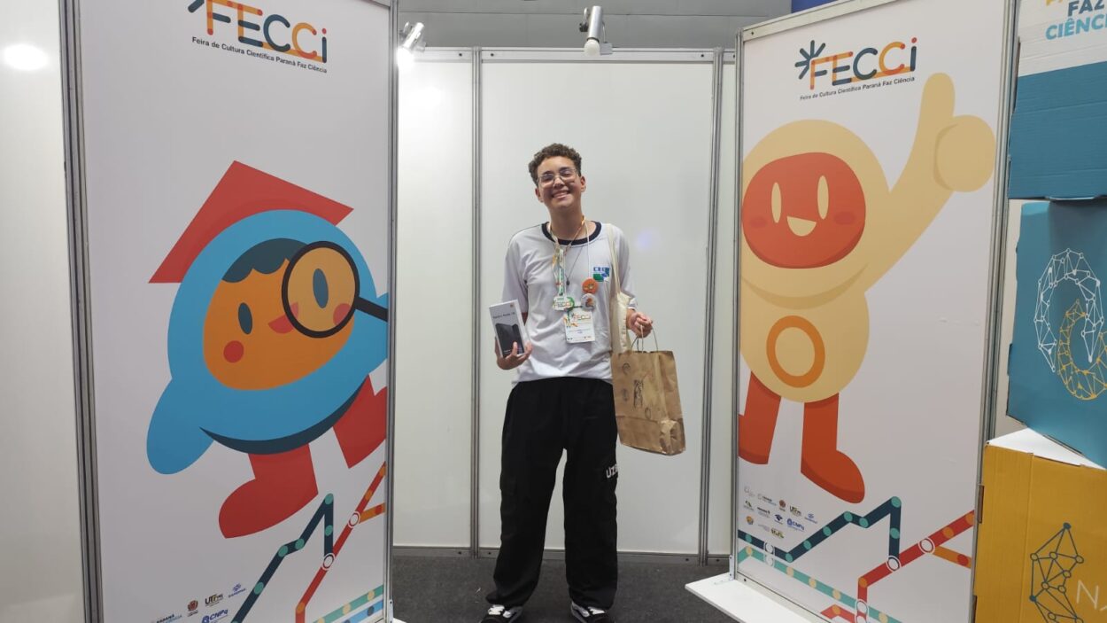 #paratodosverem Na foto da capa é possível perceber a alegria do estudante Mateus Henrique Kailes de Souza de Cascavel, que conquistou 3º lugar na área da Saúde na FECCI com projeto sobre panquecas nutritivas. Na foto ele segura seu prêmio com a mão esquerda e na outra mão a direita, ele segura uma sacola. É possível perceber a felicidade do aluno que ganhou destaque na Feira de Ciências (FECCI), pelo reconhecimento de seu empenho e dedicação no projeto sobre panquecas nutritivas, para ele a experiência foi incrível e inesquecível, pode aprimorar o seu próprio trabalho a partir da experiência que teve com os outros.