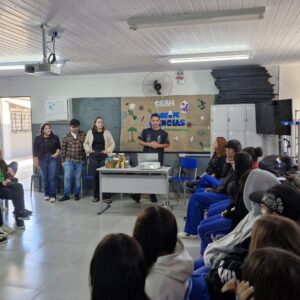 Equipe da UEL durante apresentação para os clubes Lavoisier e Mentes Brilhantes (Foto/Isabella Abrão)