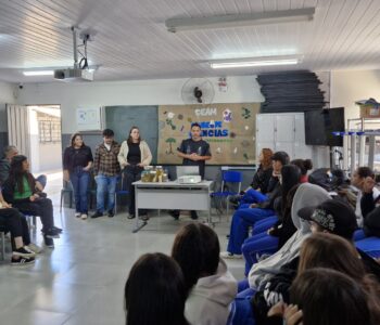 Equipe da UEL durante apresentação para os clubes Lavoisier e Mentes Brilhantes (Foto/Isabella Abrão)