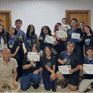 Integrantes do clube exibem certificados de reconhecimento público (Foto/Elaine Correa)