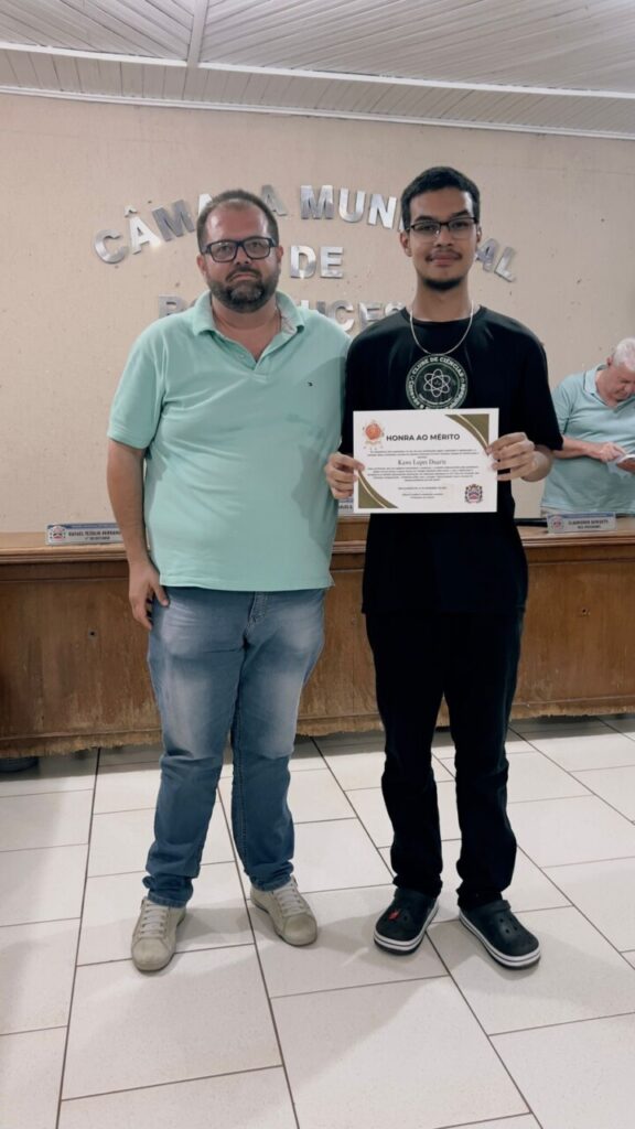 A galeria mostra momentos da entrega de certificados aos alunos do Colégio Estadual João Paulo I, da cidade de Bom Sucesso (PR). A homenagem aconteceu em uma sessão da Câmara Municipal, realizada em uma sala com cadeiras enfileiradas para o público em geral, caixas de som, microfones, bandeiras e mesas com identificações das autoridades presentes.