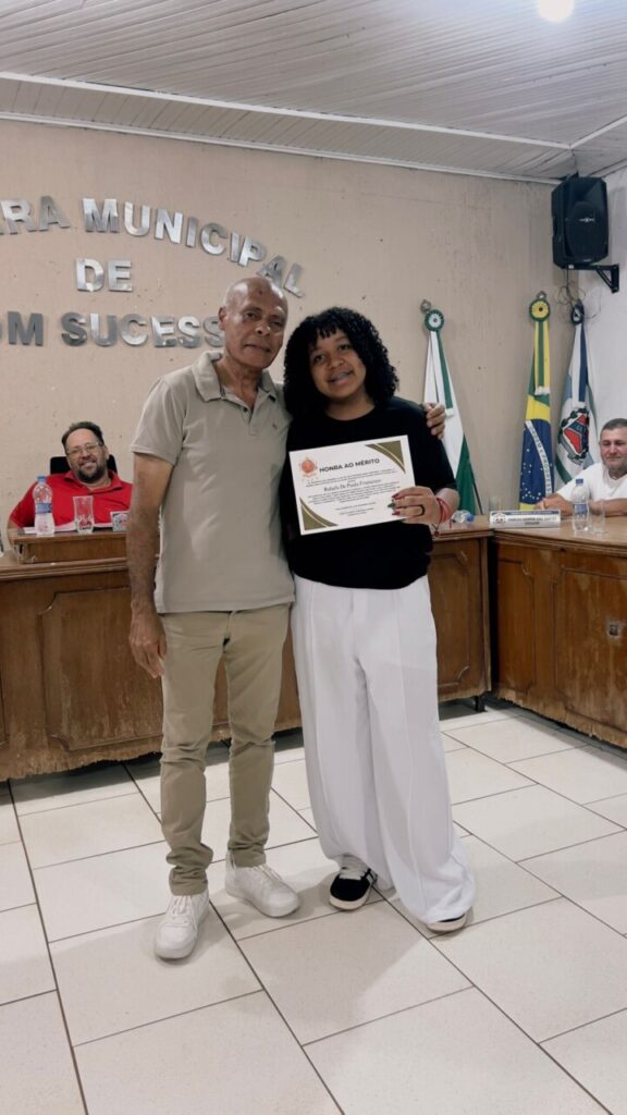 A galeria mostra momentos da entrega de certificados aos alunos do Colégio Estadual João Paulo I, da cidade de Bom Sucesso (PR). A homenagem aconteceu em uma sessão da Câmara Municipal, realizada em uma sala com cadeiras enfileiradas para o público em geral, caixas de som, microfones, bandeiras e mesas com identificações das autoridades presentes.