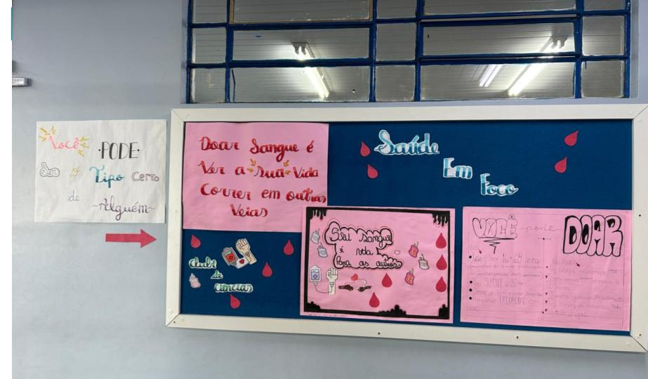 A galeria registra momentos da Culminância do Colégio Estadual Guilherme de Almeida, em Santa Izabel do Oeste (PR). Em um auditório com carteiras enfileiradas, palco, cortinas e projetor, professores e clubistas apresentam os projetos desenvolvidos ao longo do ano de 2025. Há, ainda, imagens de um panfleto intitulado 'Agrotóxicos e o Câncer de Mama' e outros momentos marcantes do clube.