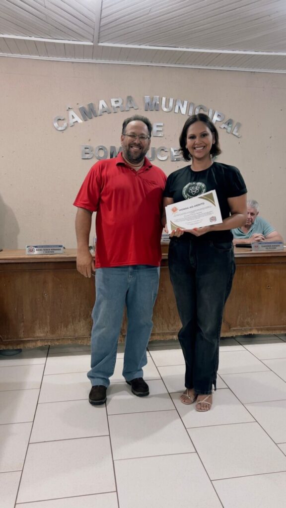 A galeria mostra momentos da entrega de certificados aos alunos do Colégio Estadual João Paulo I, da cidade de Bom Sucesso (PR). A homenagem aconteceu em uma sessão da Câmara Municipal, realizada em uma sala com cadeiras enfileiradas para o público em geral, caixas de som, microfones, bandeiras e mesas com identificações das autoridades presentes.