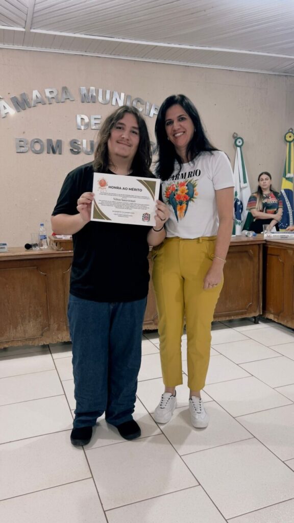 A galeria mostra momentos da entrega de certificados aos alunos do Colégio Estadual João Paulo I, da cidade de Bom Sucesso (PR). A homenagem aconteceu em uma sessão da Câmara Municipal, realizada em uma sala com cadeiras enfileiradas para o público em geral, caixas de som, microfones, bandeiras e mesas com identificações das autoridades presentes.