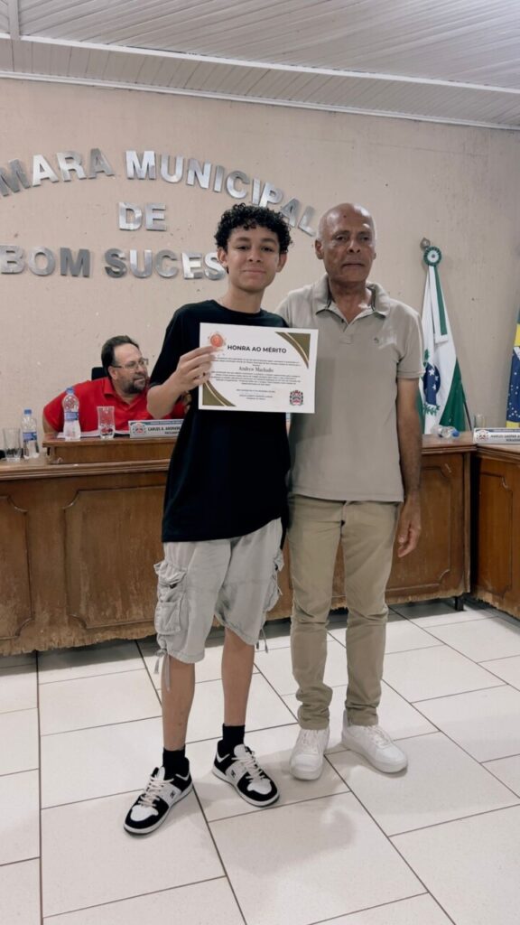 A galeria mostra momentos da entrega de certificados aos alunos do Colégio Estadual João Paulo I, da cidade de Bom Sucesso (PR). A homenagem aconteceu em uma sessão da Câmara Municipal, realizada em uma sala com cadeiras enfileiradas para o público em geral, caixas de som, microfones, bandeiras e mesas com identificações das autoridades presentes.