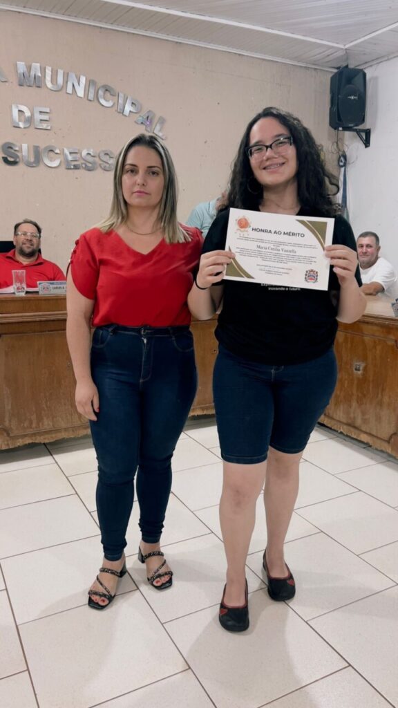 A galeria mostra momentos da entrega de certificados aos alunos do Colégio Estadual João Paulo I, da cidade de Bom Sucesso (PR). A homenagem aconteceu em uma sessão da Câmara Municipal, realizada em uma sala com cadeiras enfileiradas para o público em geral, caixas de som, microfones, bandeiras e mesas com identificações das autoridades presentes.