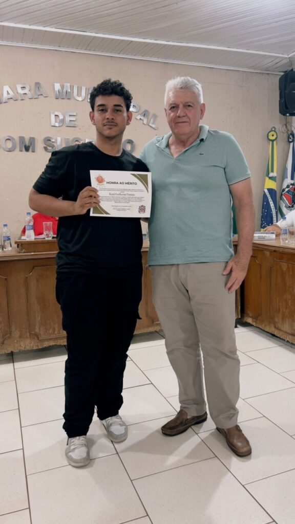 A galeria mostra momentos da entrega de certificados aos alunos do Colégio Estadual João Paulo I, da cidade de Bom Sucesso (PR). A homenagem aconteceu em uma sessão da Câmara Municipal, realizada em uma sala com cadeiras enfileiradas para o público em geral, caixas de som, microfones, bandeiras e mesas com identificações das autoridades presentes.