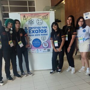 Integrantes do Clube Little Scientist participaram do evento com oficina de minifoguetes. (Foto/Valentina Kobus)