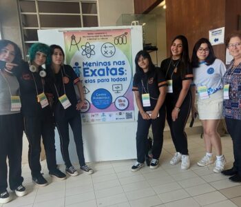 Integrantes do Clube Little Scientist participaram do evento com oficina de minifoguetes. (Foto/Valentina Kobus) 