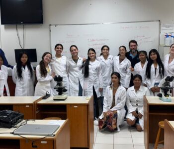 Participantes da imersão do programa Futuras Cientistas durante atividade em laboratório no campus da UFPR em Palotina (Foto/Rocket Girls) 