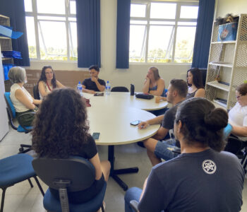 A equipe da UEPG se reuniu para dar continuidade aos trabalhos na Rede de Clubes Paraná Faz Ciência (Foto/Talula) 