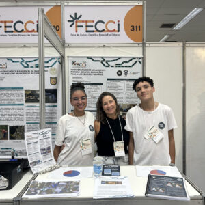 Agatha da Cunha (à esquerda) foi uma das alunas aprovadas no vestibular de Ciências Biológicas da Unespar (Foto: Arquivo pessoal)