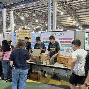 Membros do clube de ciência Bento Bee apresentando seus trabalhos na Expo Umuarama 2026 (Foto/Arquivo pessoal)