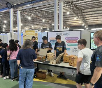 Membros do clube de ciência Bento Bee apresentando seus trabalhos na Expo Umuarama 2026 (Foto/Arquivo pessoal)