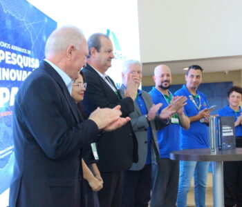 Lançamento do livro sobre os NAPIs, durante a Semana Araucária de CT&I (Foto/Napi Paraná Faz Ciência)