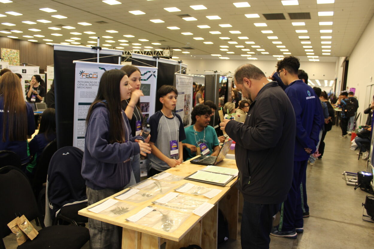 A galeria de fotos mostra registros das atividades do Clube de Ciências CCT (Conhecimento Científico Tradicional) — desde o seu primeiro encontro e a apresentação das plantas, passando pela horta escolar cultivada pelos alunos, até a apresentação do projeto do clube em uma feira de ciências