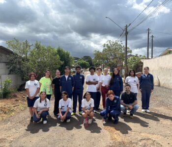 Estudantes do clube EcoTransformadores levam a professora Cecilia Hauresko para conhecer onde será implantada a Rua Sustentável (Foto/ Mathias Trindade) 