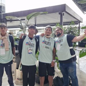 Alunos e o professor do clube Luan Felipe de Lima no Encontro Nacional Mais Ciência na Escola, em Brasília (Foto/Arquivo Pessoal)