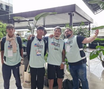 Alunos e o professor do clube Luan Felipe de Lima no Encontro Nacional Mais Ciência na Escola, em Brasília (Foto/Arquivo Pessoal)