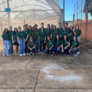 Clubistas do clube Mãos à Horta reunidos em frente à Horta escolar (Foto/Arquivo pessoal)