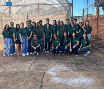 Clubistas do clube Mãos à Horta reunidos em frente à Horta escolar (Foto/Arquivo pessoal)
