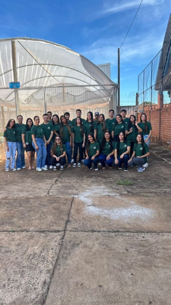 Clube de Ciências. Com o título, Estudantes pesquisam compostagem, plantas medicinais e biofertilizantes no Clube de Ciências Mãos à Horta.