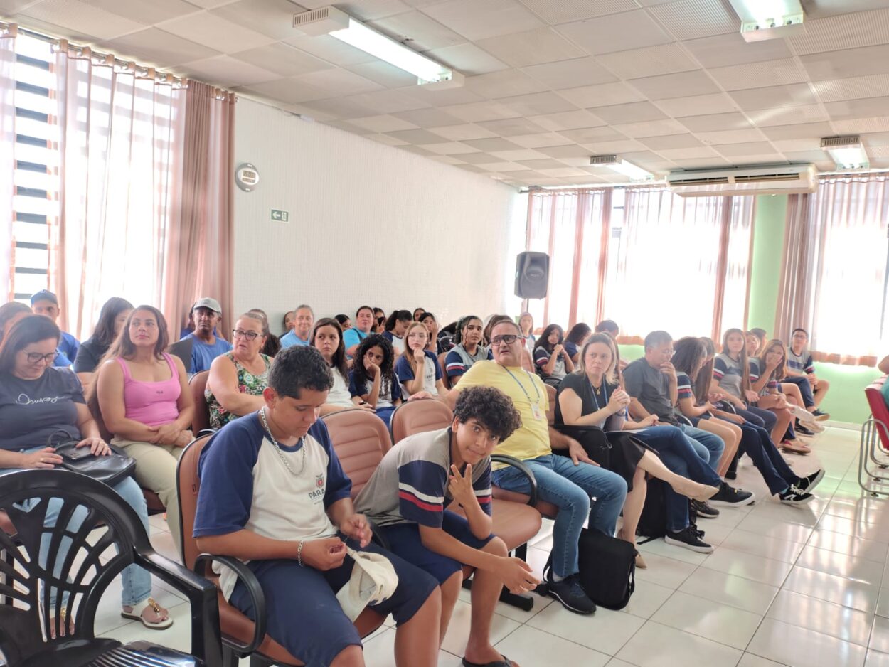 A galeria registra a participação dos clubistas na Audiência Pública na Câmara Municipal de Borrazópolis, acompanhando o trajeto desde a saída da Escola Estadual Humberto de Alencar Castelo Branco até o local do evento.