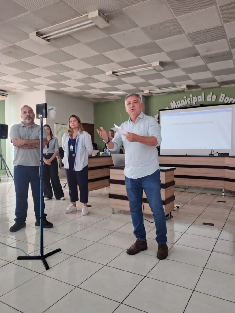 A galeria registra a participação dos clubistas na Audiência Pública na Câmara Municipal de Borrazópolis, acompanhando o trajeto desde a saída da Escola Estadual Humberto de Alencar Castelo Branco até o local do evento.