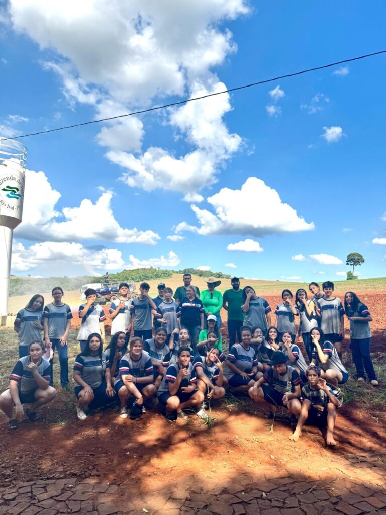 A galeria registra ações de combate às mudanças climáticas realizadas pelos alunos da Escola Estadual Humberto de Alencar Castelo Branco. As imagens mostram o plantio de mudas nativas na Estação Ecológica Laranja Doce e na mata ciliar do Rio Ivaí, além da proteção de uma nascente próxima ao Lago Municipal de Borrazópolis.