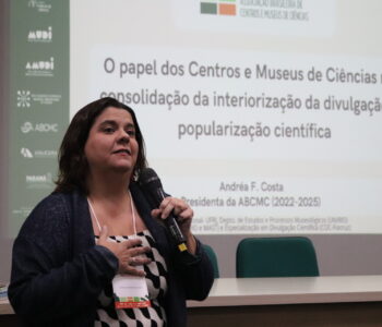Presidenta da Associação Brasileira de Centros e Museus de Ciências (ABCMC), Andrea Fernandes Costa, durante o V Encontro Nacional da ABCMC, em Maringá (Foto/NAPI Paraná Faz Ciência)