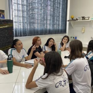Os clubistas do Cabeceira do Rio Iapó se reúnem toda semana em seu laboratório para discutir o próximo episódio do podcast (Foto/Talula)