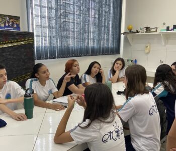 Os clubistas do Cabeceira do Rio Iapó se reúnem toda semana em seu laboratório para discutir o próximo episódio do podcast (Foto/Talula)