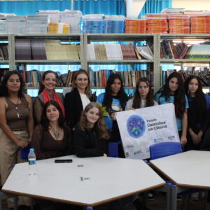 O Clube de Ciências Lumina foi anfitrião das atividades da Semana Nacional de Ciência e Tecnologia. Na foto, cinco alunas clubistas do Ensino Médio, a professora Vanina Roncaglio e as articuladoras Leila Freire e Bettina Heerdt, além das alunas de iniciação científica da Rede de Clubes de Meninas (Foto/Talula)